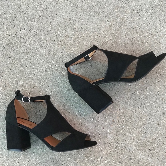 1 Left! QUPID black ankle strap chunky heel sandal - Picture 2 of 7